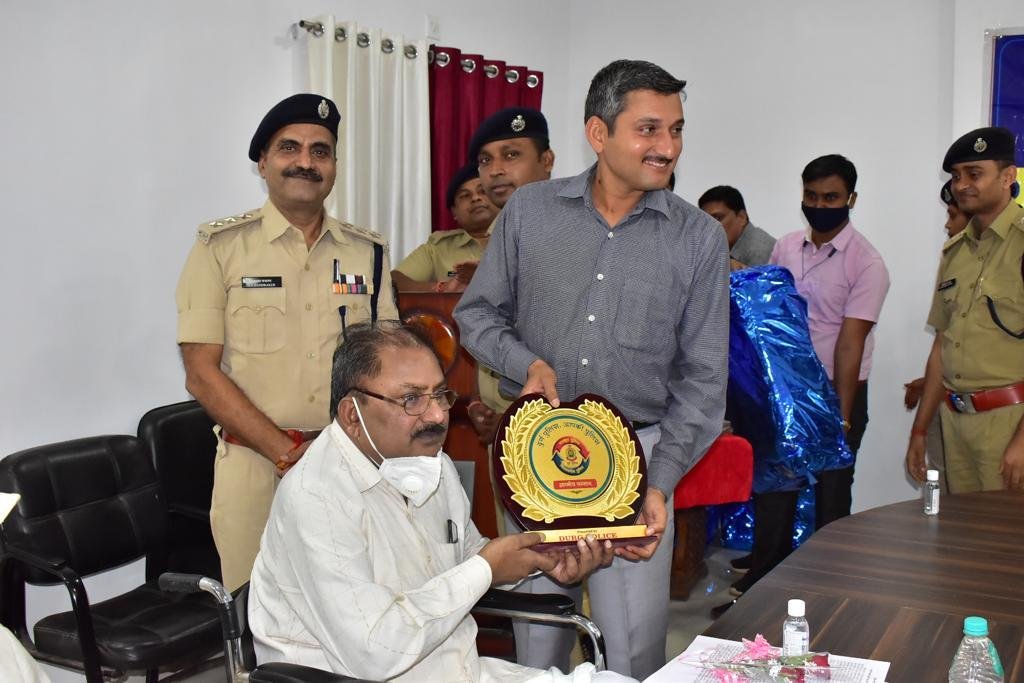 पुलिस फोटोग्राफर रामगोपाल, एसआई प्रदीप मिश्रा, जयलाल साहू हुए सेवानिवृत, कंट्रोल रूम में एसएसपी ने किया सम्मानित