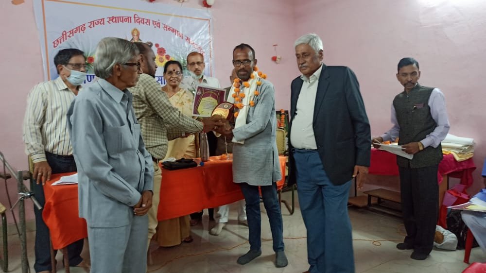 पत्रकारिता के क्षेत्र में विशिष्ट योगदान के लिए रोमशंकर का वीणापानी साहित्य समिति दुर्ग ने किया सम्मान