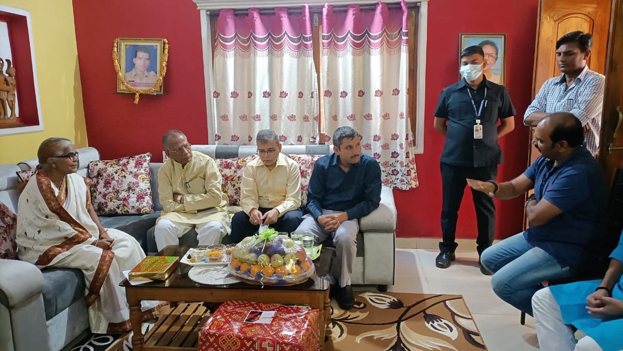 गृहमंत्री ताम्रध्वज साहू पहुंचे शहीद जवानों के घर पर, परिजनों के साथ कुछ पल किए व्यतीत, दीपावली पर्व की शुभकामनाएं
