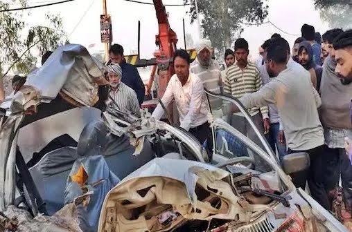 अनियंत्रित कार पेड़ से जा भिडी़, टकराने से पांच लोगों की मौत, क्रेन से निकाले गए शव