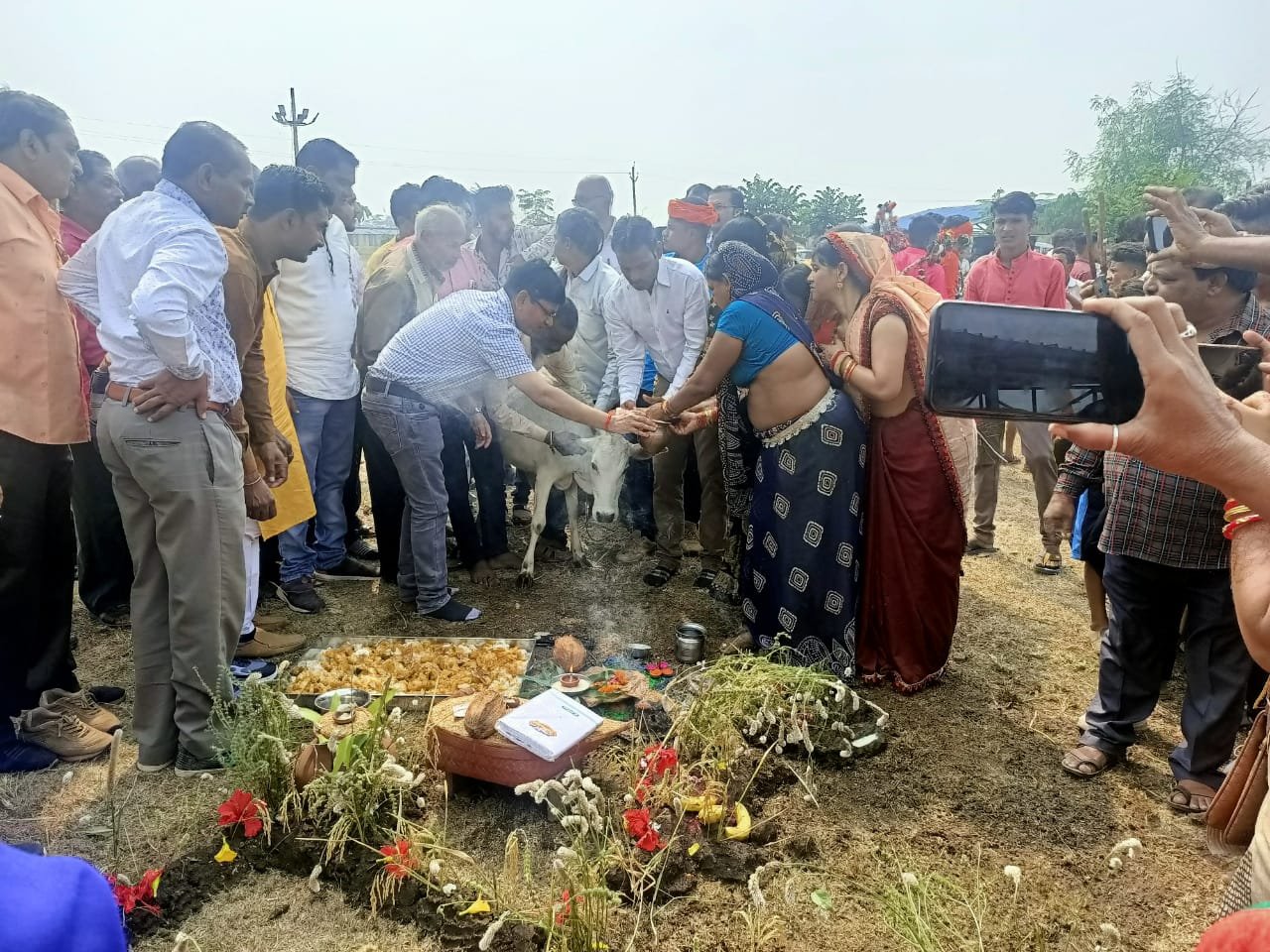 गोवर्धन पूजा से पंचायत स्तर पर शुरू हुआ‘ ‘पैरादान महाअभियान’, जिले के 40 से 50 गौठान किसानों ने किया पैरा दान