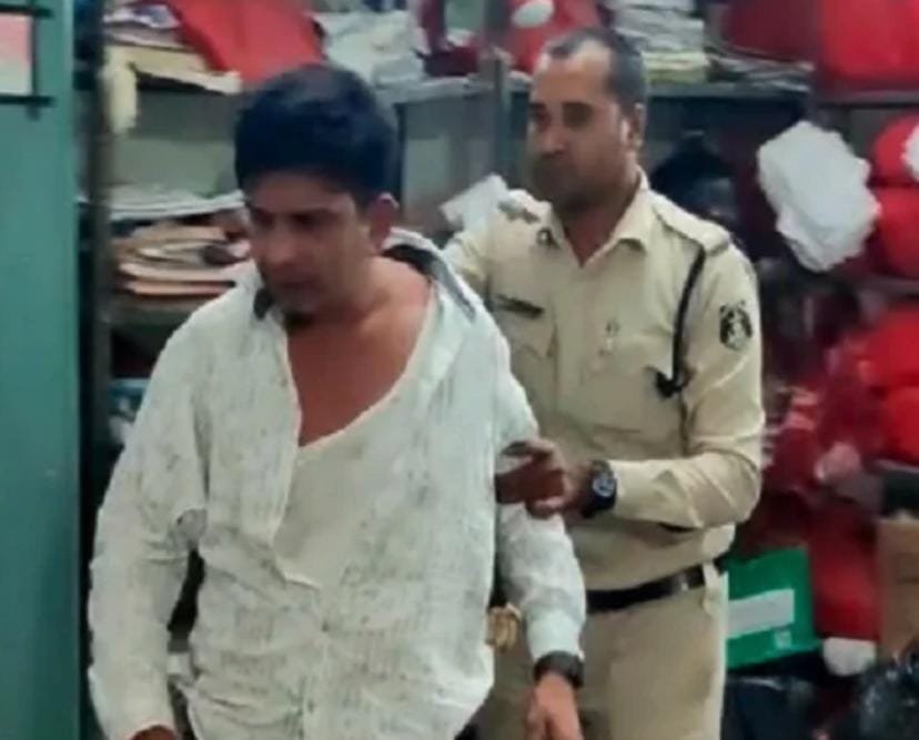 भीड़ में कार ले जा दूसरी गाड़ियों को ठोका, कुछ लोग हुए घायल, लोगों ने चौपाटी पर पीटा, शराब और हुक्का बरामद भीड़ में कार ले जा दूसरी गाड़ियों को ठोका, कुछ लोग हुए घायल, लोगों ने चौपाटी पर पीटा, शराब और हुक्का बरामद