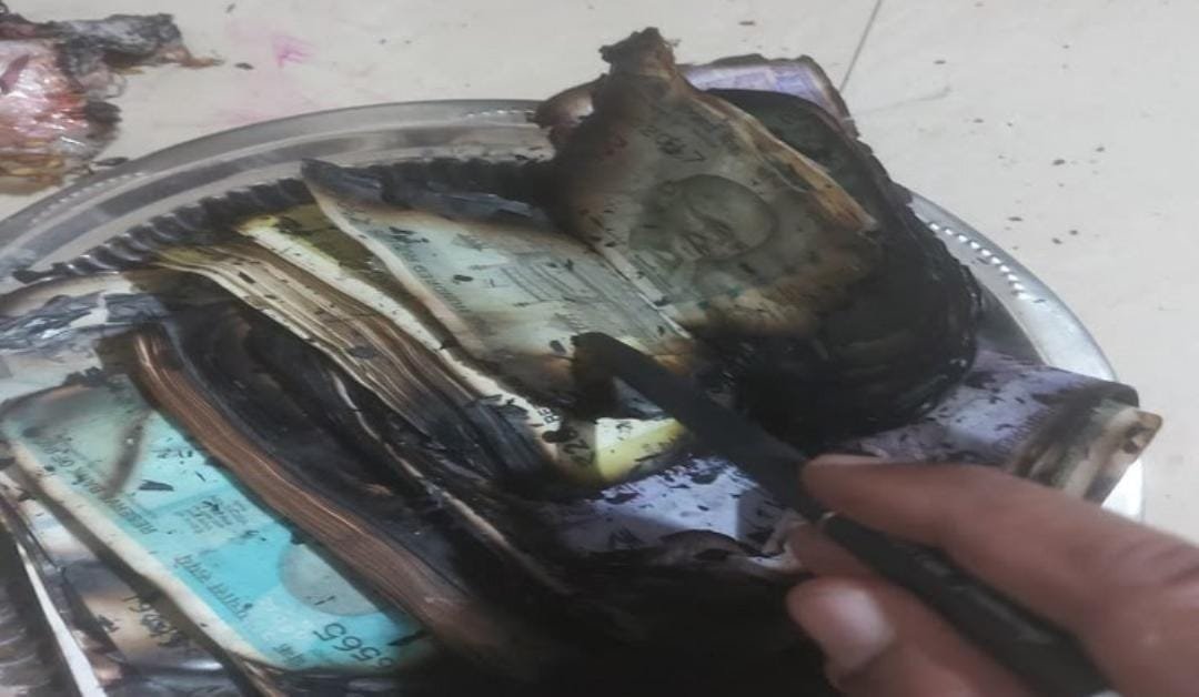 लक्ष्मी पूजा के लिए जली ज्योत से लगी आग से जले 2 लाख नगद और जेवरात लक्ष्मी पूजा के लिए जली ज्योत से लगी आग से जले 2 लाख नगद और जेवरात