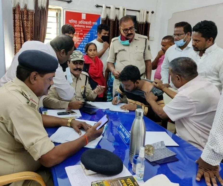 भिलाई चरौदा में लालच देकर धर्म परिवर्तन का आरोप, ईसाई समुदाय के प्रार्थना घर में तोड़फोड़, थाने में 4 घंटे हंगामा