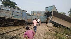मालगाड़ी की 21 बोगी पलटी, रेल मार्ग जाम, यात्री परेशान