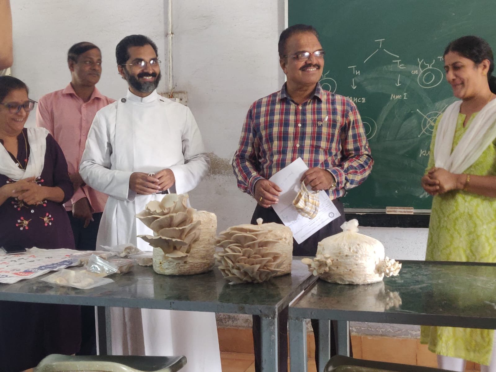 सेंट थॉमस महाविद्यालय के विद्यार्थियों ने प्रशिक्षण के पश्चात किया सफलतापूर्वक मशरूम का उत्पादन