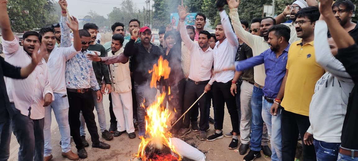 हिंदुत्व के अपमान पर भाजयुमों दुर्ग ने सलमान खुर्शीद के पुतले को फांसी पर चढ़ा कर जलाया.. हिंदुत्व के अपमान पर भाजयुमों दुर्ग ने सलमान खुर्शीद के पुतले को फांसी पर चढ़ा कर जलाया..