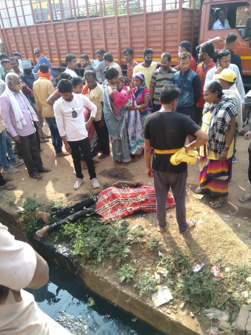 नगर निगम भिलाई का सफाई कर्मी गिरा नाली में, हुई मौत, 112 ने मौका स्थल पहुंचकर नाली से निकाला शव नगर निगम भिलाई का सफाई कर्मी गिरा नाली में, हुई मौत, 112 ने मौका स्थल पहुंचकर नाली से निकाला शव