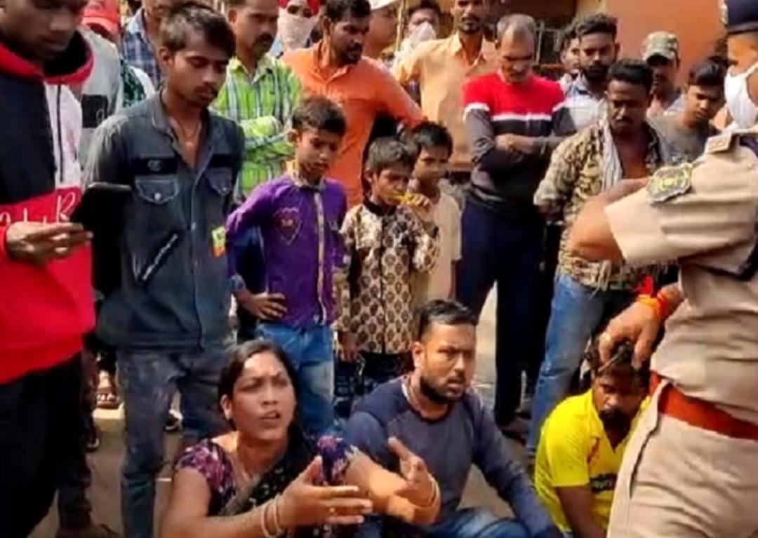 बिखरे ताश के पत्ते जुए की फड़ की खोल रहे पोल, कांग्रेस पार्षद की हत्या में जुए का भी ऐंगल टटोल रही पुलिस, छावनी मार्ग किया जाम बिखरे ताश के पत्ते जुए की फड़ की खोल रहे पोल, कांग्रेस पार्षद की हत्या में जुए का भी ऐंगल टटोल रही पुलिस, छावनी मार्ग किया जाम