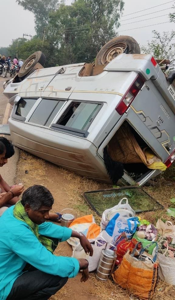 पाटन में कार व सूमो टकराने के बाद पलटी, सूमो में 11 मजदूर व कार में महिला-बच्चे थे सवार पाटन में कार व सूमो टकराने के बाद पलटी, सूमो में 11 मजदूर व कार में महिला-बच्चे थे सवार