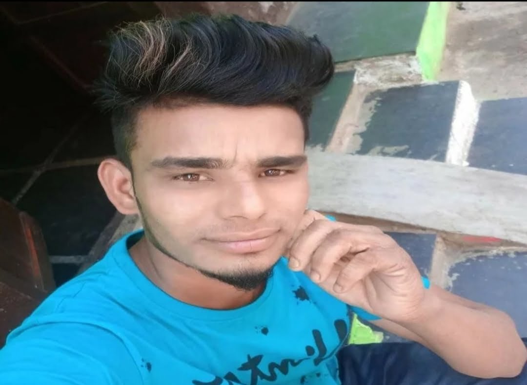 टक्कर मार भाग निकली तेज रफ्तार कार, सड़क पर तड़पते बाइक सवार की गई जान