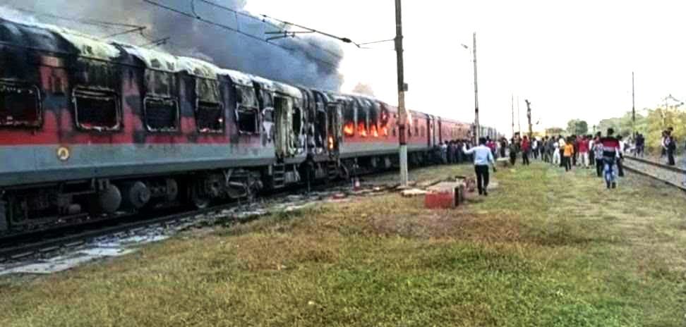 दुर्ग आ रही एक्सप्रेस में लगी आग, मुरैना के पास रोक बुझाई गई आग दुर्ग कलेक्टर ने की रेलवे अधिकारियों से चर्चा, दुर्ग के यात्री सुरक्षित दुर्ग आ रही एक्सप्रेस में लगी आग, मुरैना के पास रोक बुझाई गई आग दुर्ग कलेक्टर ने की रेलवे अधिकारियों से चर्चा, दुर्ग के यात्री सुरक्षित