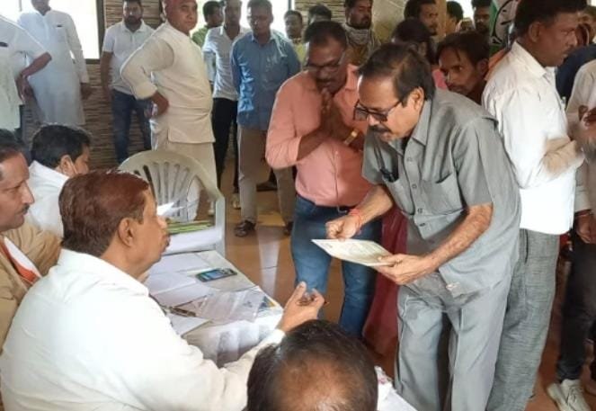 संभावित प्रत्याशी की नब्ज टटोलने लगे अकबर के दरबार में बॉयोडाटा ले पहुंचे कांग्रेसी दावेदार