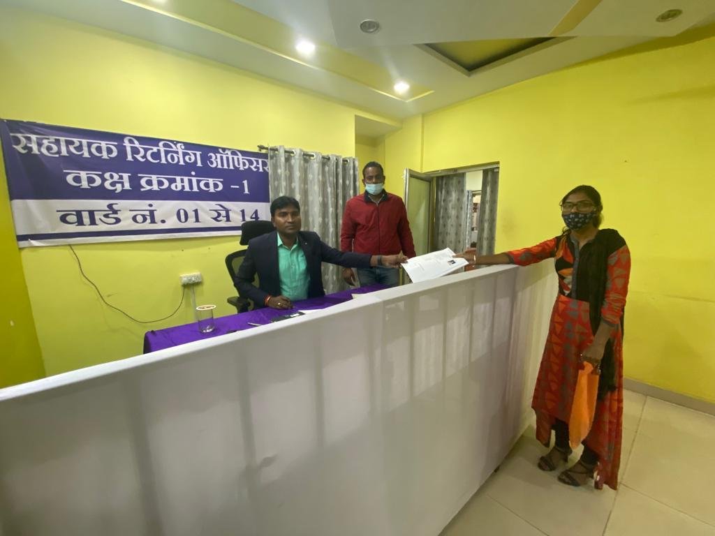 बिना टिकट घोषणा भाजपा और कांग्रेस से 5-5 सहित दो निर्दलीय के नामांकन जमा