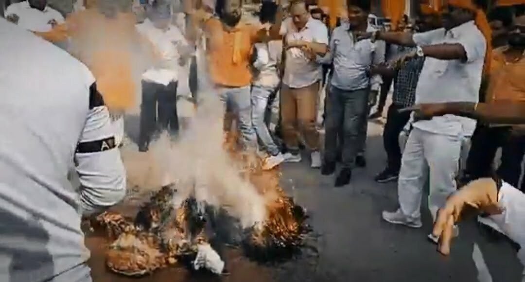 दुर्ग के 9 चौराहों में विश्व हिंदू परिषद बजरंग दल के द्वारा कवर्धा कांड के खिलाफ कैबिनेट मंत्री का किया पुतला दहन