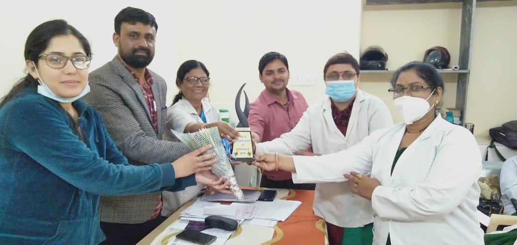 प्राथमिक स्वास्थ्य केन्द्र भिलाई 3 में सर्वाधिक संस्थागत प्रसव कराने पर स्वास्थ्य संयोजिका हुई सम्मानित