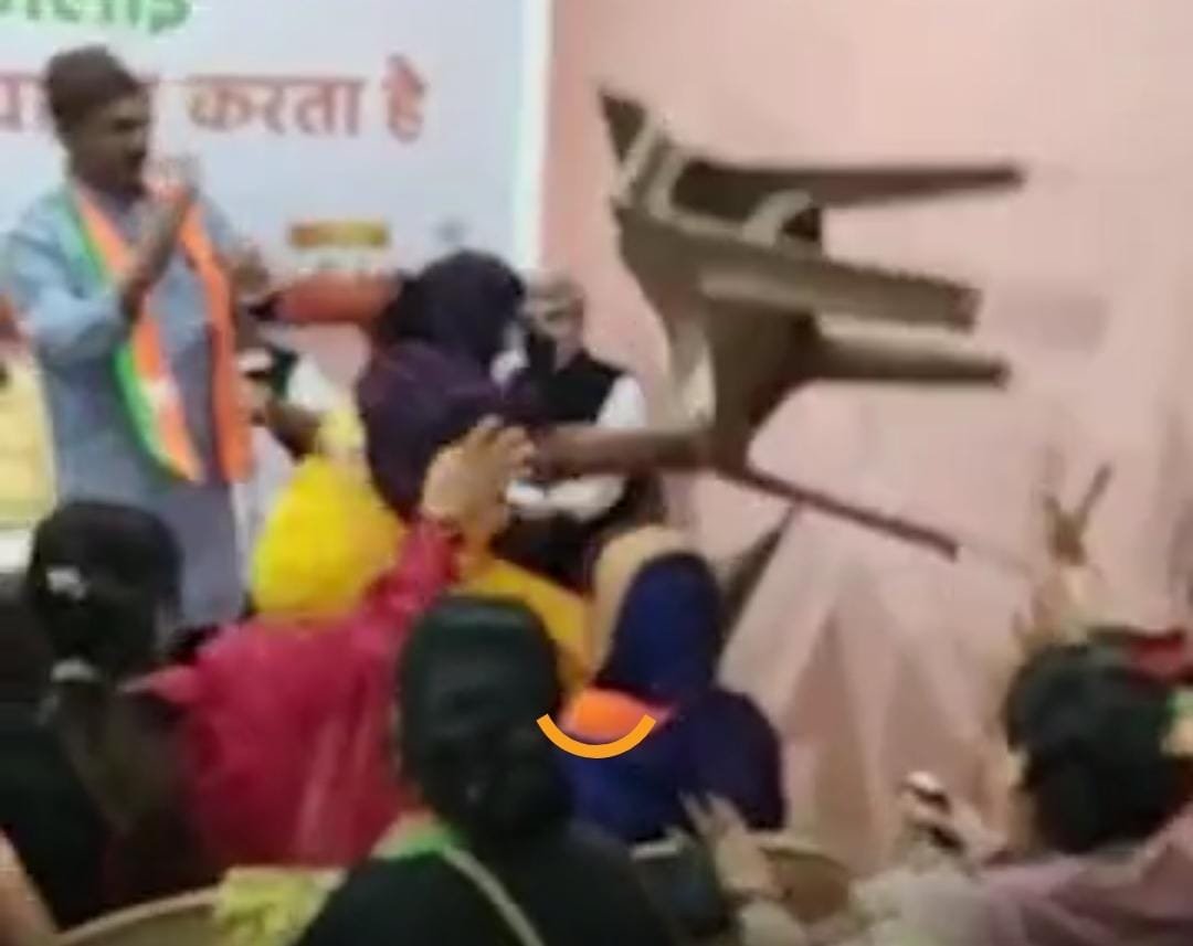 भाजपा चुनाव कार्यालय उद्घाटन में जमकर हंगामा, टिकट न मिलने से नाराज महिला नेत्री ने फेंकी कुर्सियाँ, सभी बड़े नेता रहे मौजूद