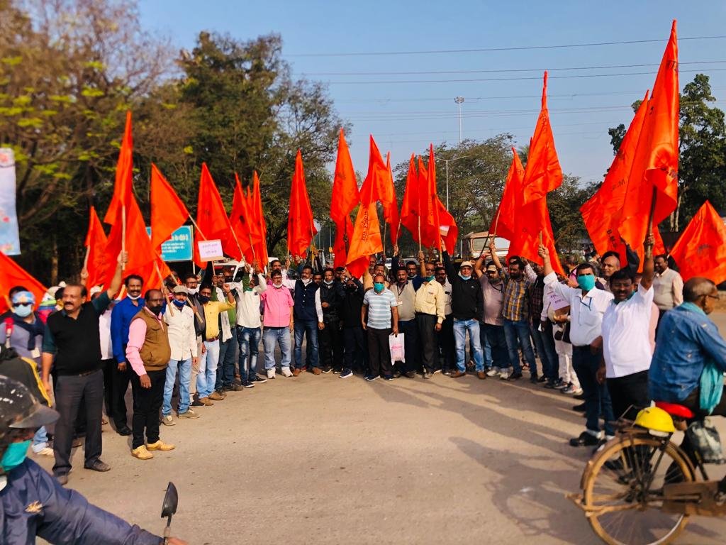 ग्रेच्युटी सीलिंग समाप्त करने सहित 5 सूत्रीय मांगों को लेकर बीएमएस के द्वारा बोरिया गेट में सुबह किया जंगी प्रदर्शन