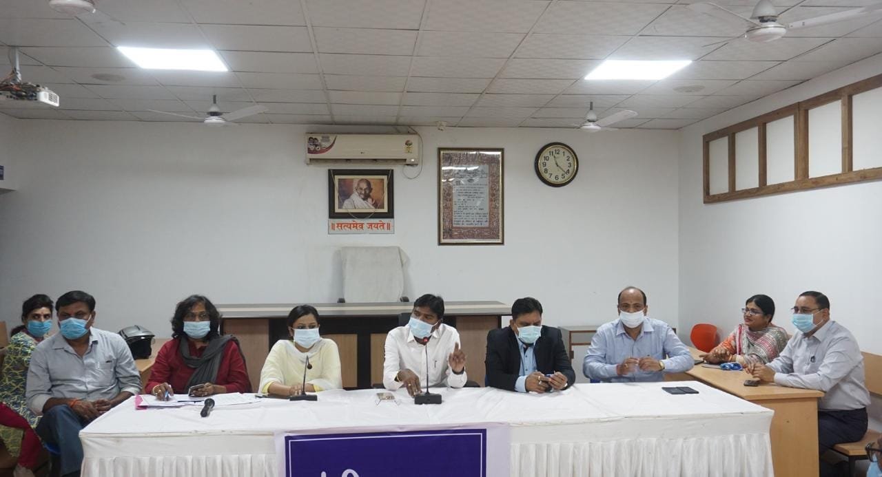 ओमिक्रान से बचाव के लिए सख्ती जरूरी, कोविड-19 प्रोटोकॉल का कराया जाएगा पालन, निगम सभाागार में आयोजित हुआ बैठक, वैक्सीन की दूसरी खुराक के लिए घर घर पहुंचेंगे स्वास्थ्य कार्यकर्ता ओमिक्रान से बचाव के लिए सख्ती जरूरी, कोविड-19 प्रोटोकॉल का कराया जाएगा पालन, निगम सभाागार में आयोजित हुआ बैठक, वैक्सीन की दूसरी खुराक के लिए घर घर पहुंचेंगे स्वास्थ्य कार्यकर्ता