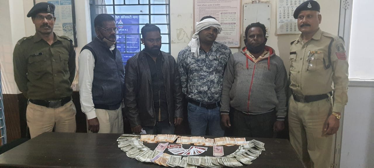 खेत में खेल रहे थे जुआ , चारों आरोपियों को पुलिस ने धर दबोचा, जप्त किए करीब 65 हजार खेत में खेल रहे थे जुआ , चारों आरोपियों को पुलिस ने धर दबोचा, जप्त किए करीब 65 हजार