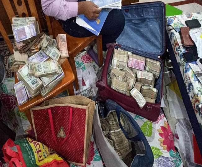 अधिकारी के घर छापा, पैसों से भरी बोरी देख चौंक गई टीम, मिली इतनी रकम कि उड़ जाएंगे आपके होश…