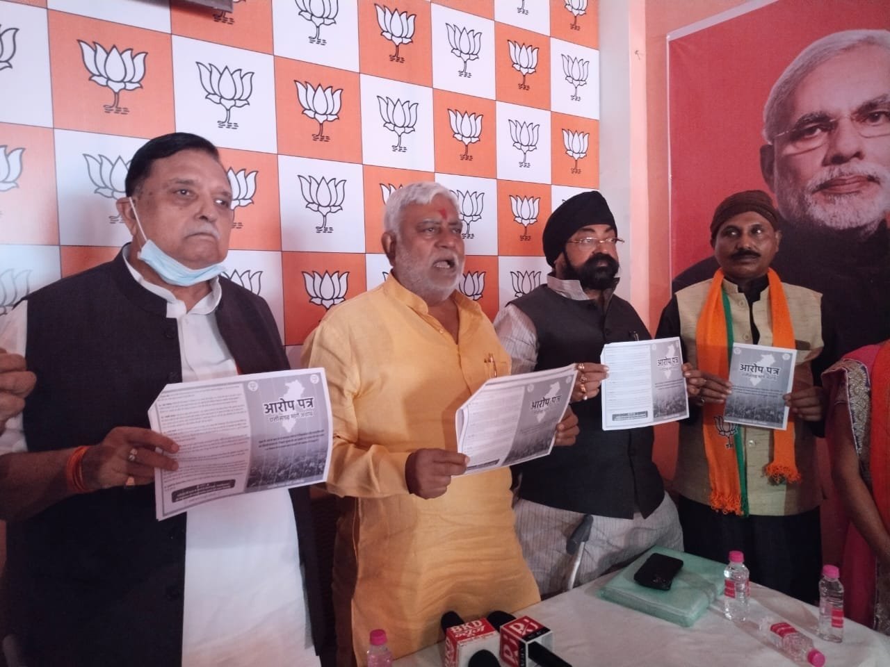 कांग्रेस के विरुद्ध भारतीय जनता पार्टी ने 25 बिंदु के आरोप पत्र जारी किए, शांति का टापू बना अपराध का गढ़ कांग्रेस के विरुद्ध भारतीय जनता पार्टी ने 25 बिंदु के आरोप पत्र जारी किए, शांति का टापू बना अपराध का गढ़