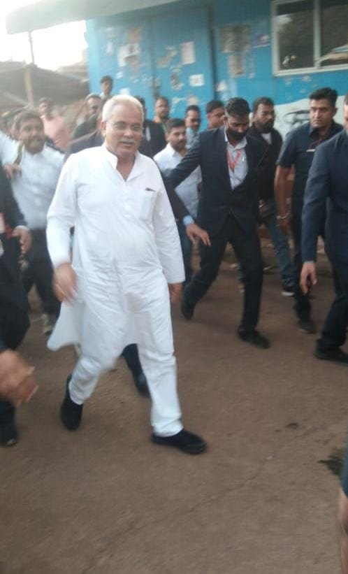 *भिलाई 3 चरोदा में कांग्रेस प्रत्याशियों के लिए मुख्यमंत्री ने किया जनसम्पर्क*