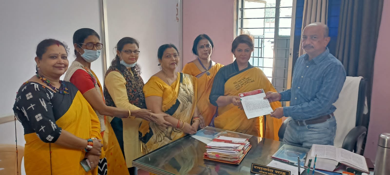 *चुनाव प्रचार प्रसार के लिए सार्वजनिक स्थलों पर लगाए गए पोस्टर बैनर, संकलन मतदान के पश्चात हो सुनिश्चित, स्वयंसिद्धा-ए मिशन विद ए विजन एनजीओ ने सौंपा ज्ञापन*