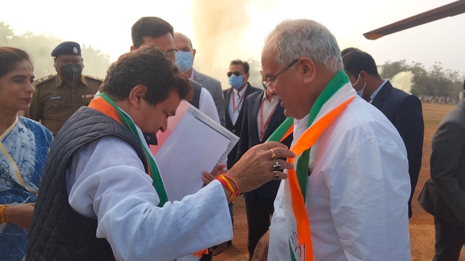 *रोड शो के लिए भिलाई पहुंचे मुख्यमंत्री, हेलीपैड पर भिलाई जिला अध्यक्ष मुकेश ने किया स्वागत* *रोड शो के लिए भिलाई पहुंचे मुख्यमंत्री, हेलीपैड पर भिलाई जिला अध्यक्ष मुकेश ने किया स्वागत*