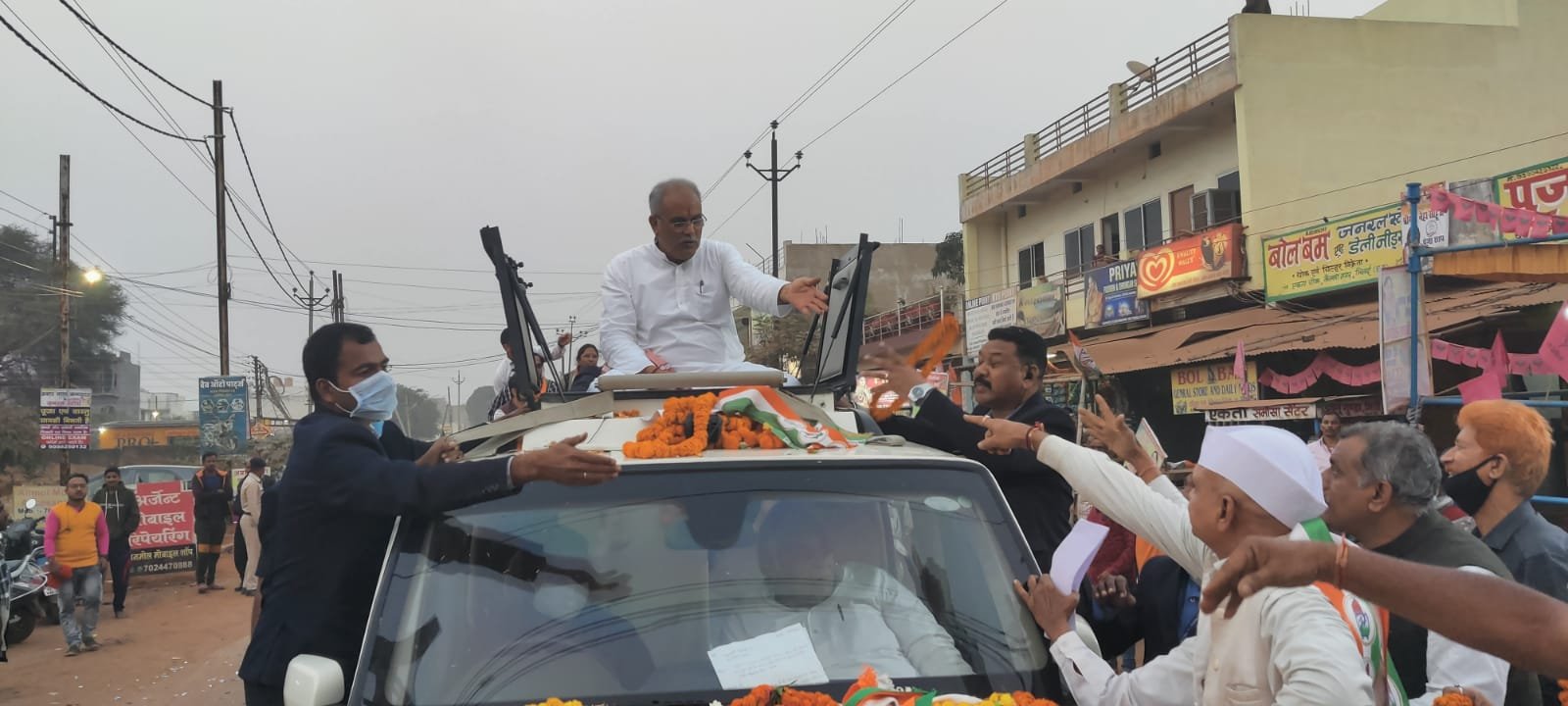 *काँग्रेस प्रत्याशियों की जीत से ही क्षेत्र का सर्वागीण विकास संभव – भूपेश,    भिलाई जिला कांग्रेस कमेटी द्वारा आयोजित रोड शो में शामिल हुए मुख्यमंत्री*