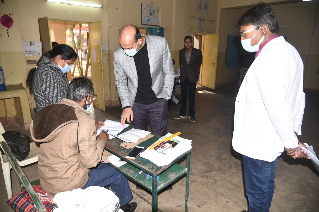 *नगर निकाय निर्वाचन 2021 पहले 3 घंटों में शहरी मतदाताओं की तुलना में ग्रामीण मतदाताओं ने किया दुगना मतदान, जिला निर्वाचन अधिकारी मतदान केंद्र पहुंचे लिया जायजा* *नगर निकाय निर्वाचन 2021 पहले 3 घंटों में शहरी मतदाताओं की तुलना में ग्रामीण मतदाताओं ने किया दुगना मतदान, जिला निर्वाचन अधिकारी मतदान केंद्र पहुंचे लिया जायजा*
