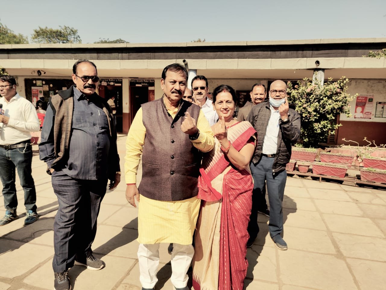 *सांसद बघेल, विधायक विद्यारतन और देवेंद्र ने पत्नी के साथ किया मतदान* *सांसद बघेल, विधायक विद्यारतन और देवेंद्र ने पत्नी के साथ किया मतदान*