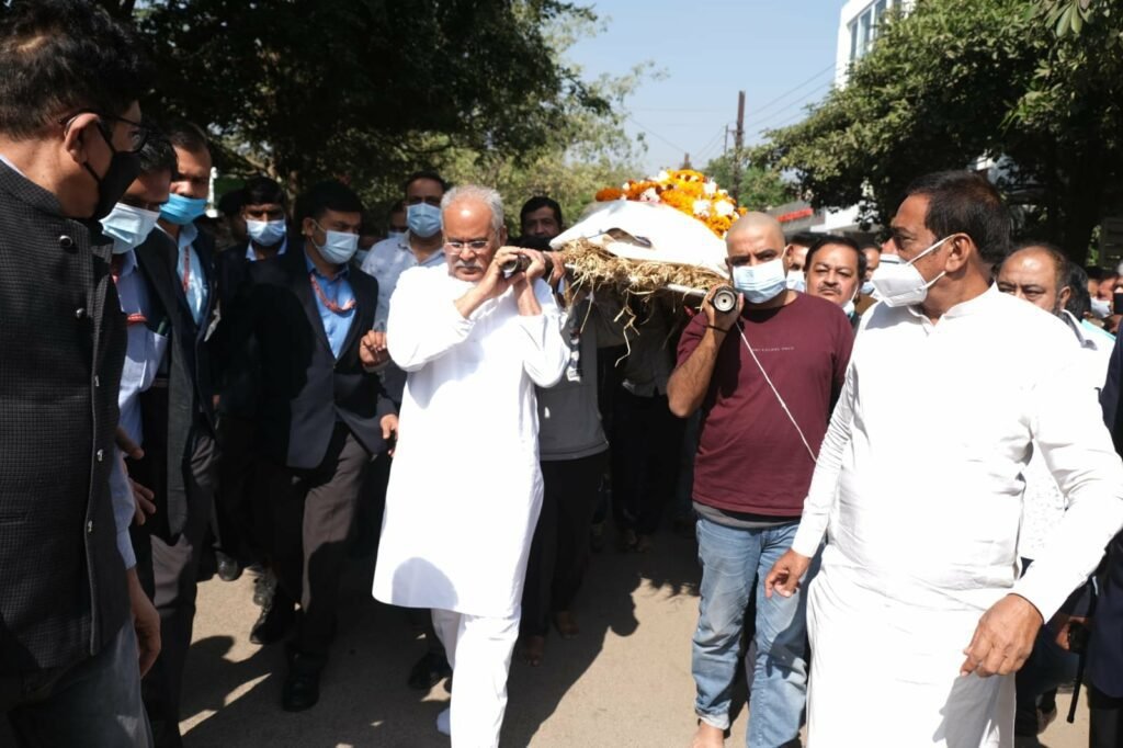 *सीएम ने पूर्व विधायक रमेश वर्ल्यानी की अर्थी को कांधा देकर किया विदा….*