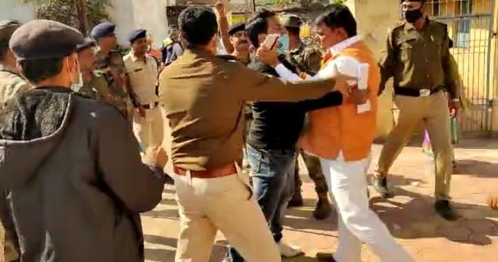 *भाजपा प्रत्याशी दया सिंह की पुलिस अधिकारियों के साथ की हाथापाई* *भाजपा प्रत्याशी दया सिंह की पुलिस अधिकारियों के साथ की हाथापाई*