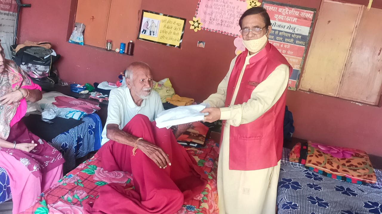 *नर सेवा ही नारायण सेवा, समाजिक  संवेदना और साहित्य अभिन्न हैं,आस्था वृद्धाश्रम परिसर  में किया उपयोगी वस्त्रों का वितरण ,आचार्य. शर्मा को मिली बुज़ुर्गों की दुआ*