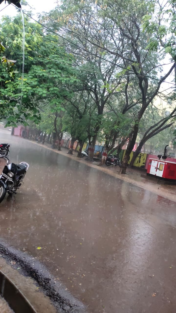 *दुर्ग में बढ़ी ठंड, जगह-जगह बिजली गुल, बारिश के साथ गिरे ओले, तेज हवा के साथ आज भी बरसेंगे बादल* *दुर्ग में बढ़ी ठंड, जगह-जगह बिजली गुल, बारिश के साथ गिरे ओले, तेज हवा के साथ आज भी बरसेंगे बादल*