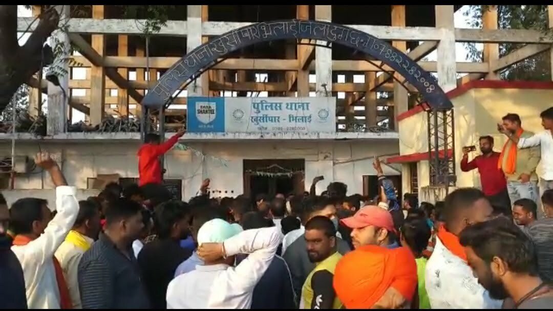 *मतदान के 1 दिन पूर्व कांग्रेसी भाजपा आमने-सामने, खुर्सीपार क्षेत्र बना अखाड़ा, पुलिस पर एकतरफा कार्रवाई का आरोप लगा भाजपा ने घेरा खुर्सीपार थाना, रिटर्निंग अफसर से की शिकायत* *मतदान के 1 दिन पूर्व कांग्रेसी भाजपा आमने-सामने, खुर्सीपार क्षेत्र बना अखाड़ा, पुलिस पर एकतरफा कार्रवाई का आरोप लगा भाजपा ने घेरा खुर्सीपार थाना, रिटर्निंग अफसर से की शिकायत*