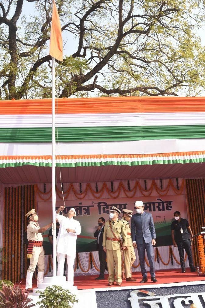 *गणतंत्र दिवस समारोह हर्षोल्लास के साथ सम्पन्न, वन एवं परिवहन मंत्री  ने ध्वजारोहण कर परेड की ली सलामी*