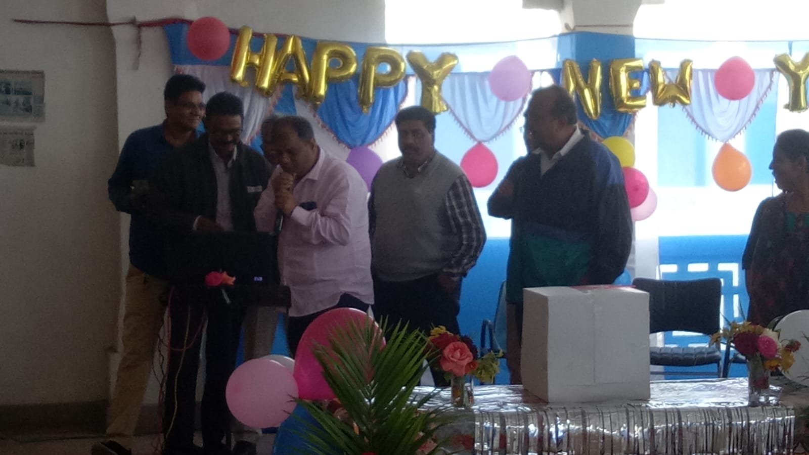 *एस आर हॉस्पिटल चिखली दुर्ग में न्यू ईयर सेलिब्रेशन के लिए आयोजित उत्सव में केक खिलाकर स्टाफ ने दी शुभकामनाएं* *एस आर हॉस्पिटल चिखली दुर्ग में न्यू ईयर सेलिब्रेशन के लिए आयोजित उत्सव में केक खिलाकर स्टाफ ने दी शुभकामनाएं*