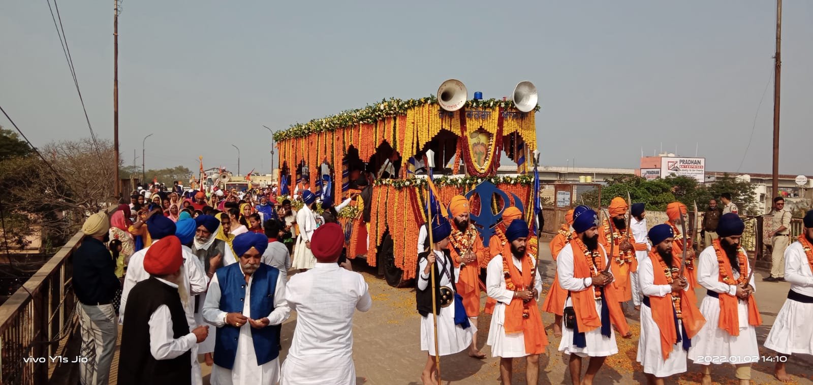 "श्री गुरु गोविंद सिंह महाराज के 356 वे प्रकाश पर्व पर कैंप 2   गुरुद्वारे से निकला नगर कीर्तन, जगह-जगह पुष्प वर्षा कर किया गया स्वागत*