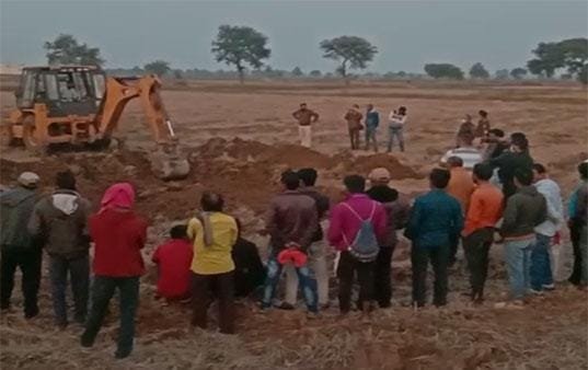 *चंदखुरी के खेत से खुदाई बाद मिला नर कंकाल लापता इंजीनियर का ? डीएनए रिपोर्ट करेगी खुलासा, इंजीनियर के परिजनों का लिया जाएगा सैंपल* *चंदखुरी के खेत से खुदाई बाद मिला नर कंकाल लापता इंजीनियर का ? डीएनए रिपोर्ट करेगी खुलासा, इंजीनियर के परिजनों का लिया जाएगा सैंपल*