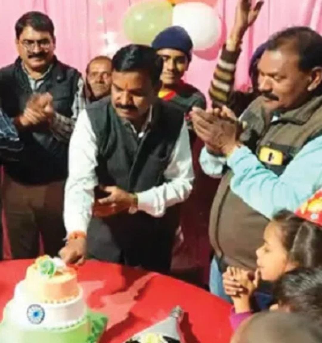 *कांग्रेस नेता ने जन्मदिन पर काटा तिरंगा बना केक काटा, शिकायत बाद जांच शुरू, राजद्रोह का मामला दर्ज करने एएसपी से शिकायत कालीचरण मामले पर तत्पर पुलिस क्यों है "खामोश* *कांग्रेस नेता ने जन्मदिन पर काटा तिरंगा बना केक काटा, शिकायत बाद जांच शुरू, राजद्रोह का मामला दर्ज करने एएसपी से शिकायत कालीचरण मामले पर तत्पर पुलिस क्यों है "खामोश*