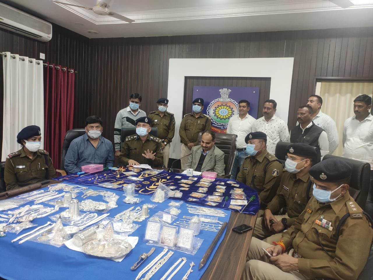 *विगत 4 वर्षों से 41 घरों में चोरी करने वाला गिरोह धरा गया, 13 सौ ग्राम सोना 7 किलो चांदी सहित 77 लाख के आभूषण जप्त , घटना को अंजाम देने के पूर्व सूने मकानों की करते थे रेकी* *विगत 4 वर्षों से 41 घरों में चोरी करने वाला गिरोह धरा गया, 13 सौ ग्राम सोना 7 किलो चांदी सहित 77 लाख के आभूषण जप्त , घटना को अंजाम देने के पूर्व सूने मकानों की करते थे रेकी*