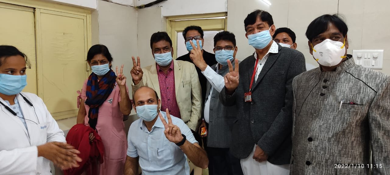 *कोविड के विरुद्ध लड़ाई में प्रिकाशन डोज लगना भी आरंभ,फ्रंटलाइन वर्कर्स , कलेक्टर एवं अन्य अधिकारियों ने लगवाया प्रिकाशन डोज*
