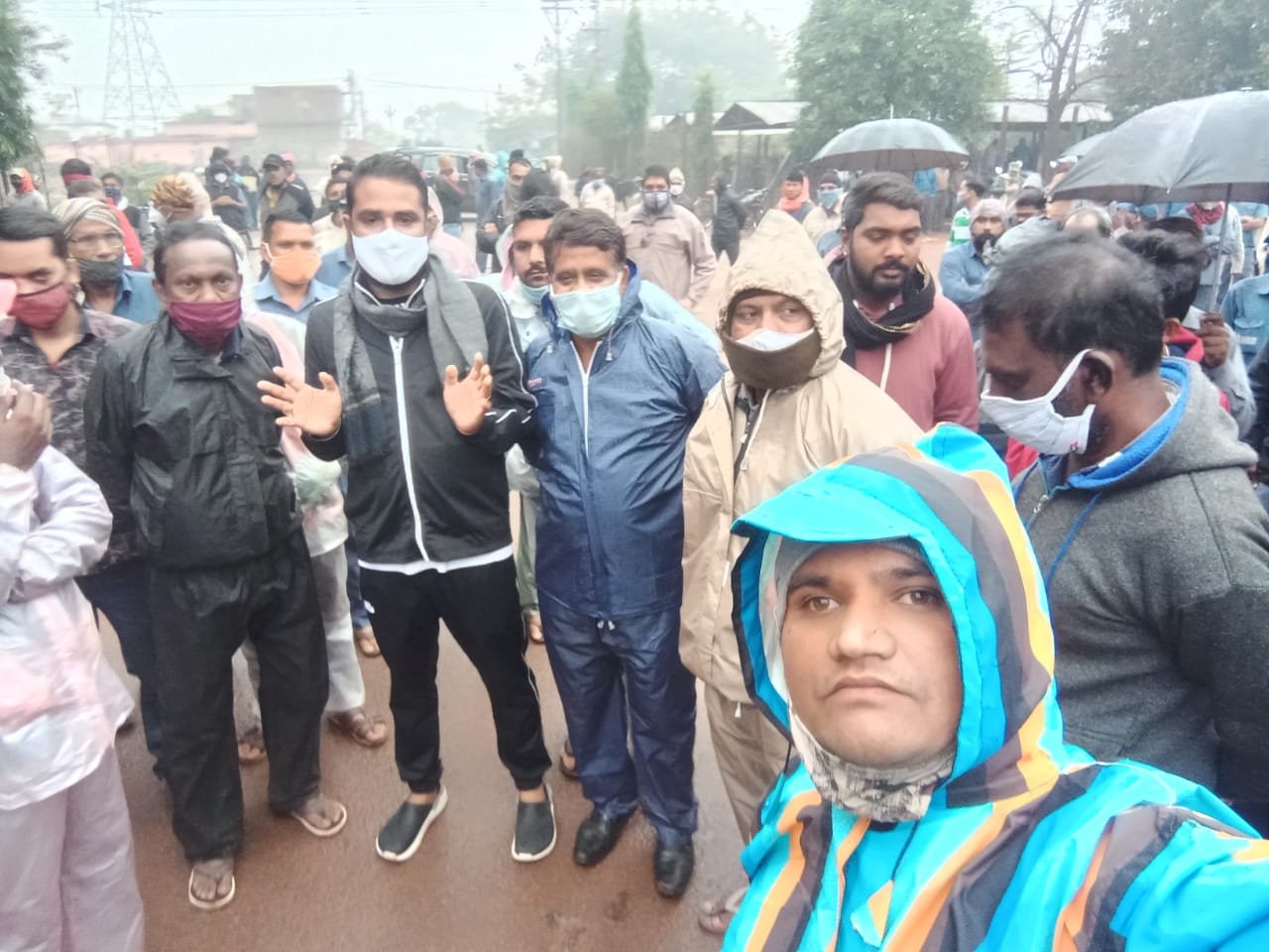 *बीईसी में टूल डाउन काम बंद हड़ताल शुरू, बारिश के बीच चौक पर जमे हैं मजदूर* *बीईसी में टूल डाउन काम बंद हड़ताल शुरू, बारिश के बीच चौक पर जमे हैं मजदूर*