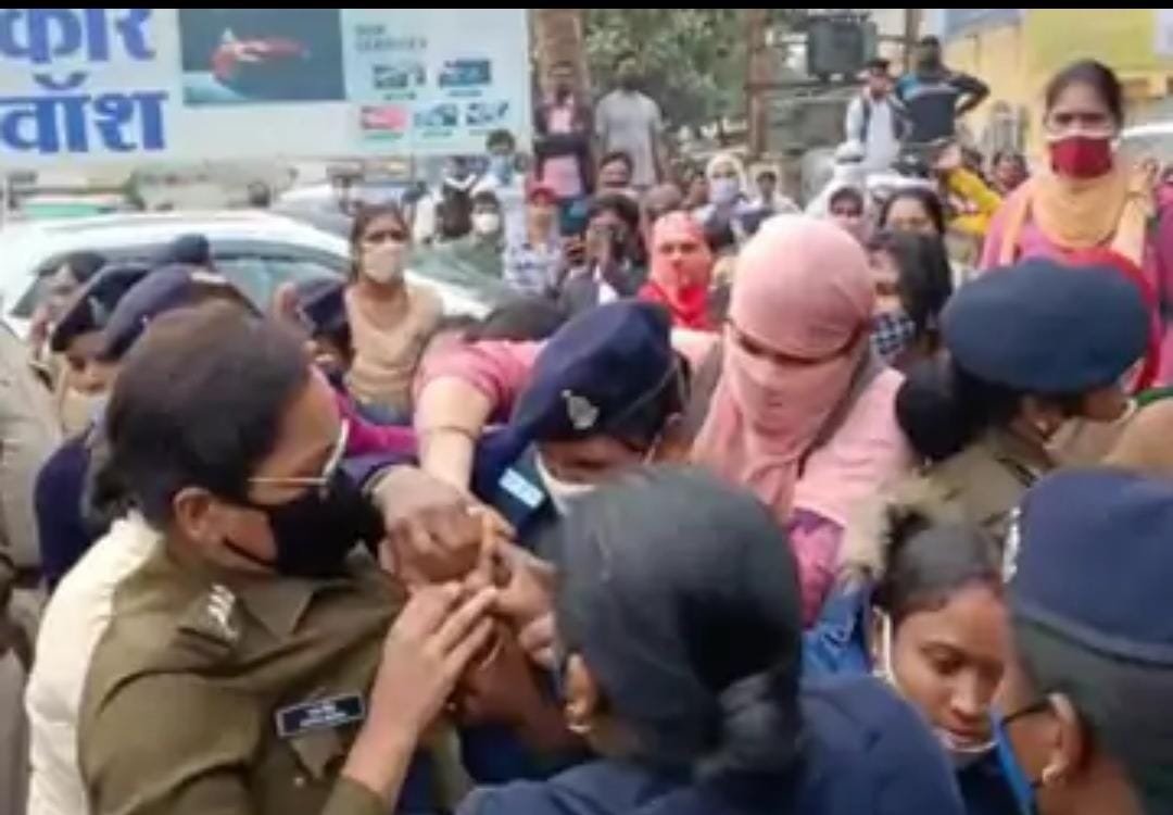 *महिला आईपीएस का कॉलर खींचा और सब इंस्पेक्टर को घेरकर पीटा, प्रदर्शनकारियों पर बलवा और सरकारी कार्य में बाधा का केस दर्ज* *महिला आईपीएस का कॉलर खींचा और सब इंस्पेक्टर को घेरकर पीटा, प्रदर्शनकारियों पर बलवा और सरकारी कार्य में बाधा का केस दर्ज*
