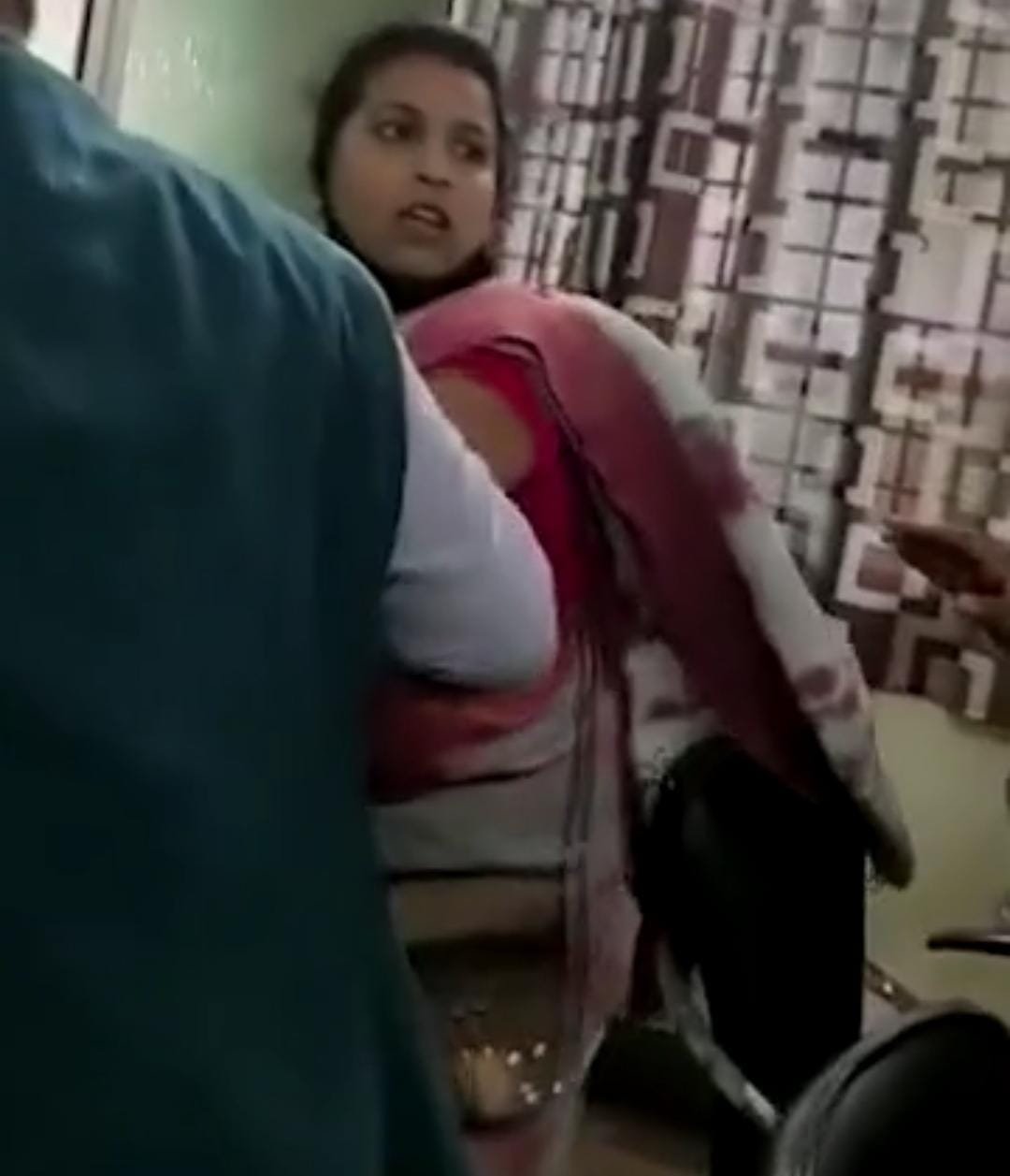 *निगम सभापति कक्ष में घुस महिला पार्षद से हाथापाई, कांग्रेस महिला अध्यक्ष गालियां और धमकी देती निकली बाहर, बाईस पार्षद कार्रवाई की मांग को ले लामबंद, कांग्रेस आलाकमान करेगा फैसला*