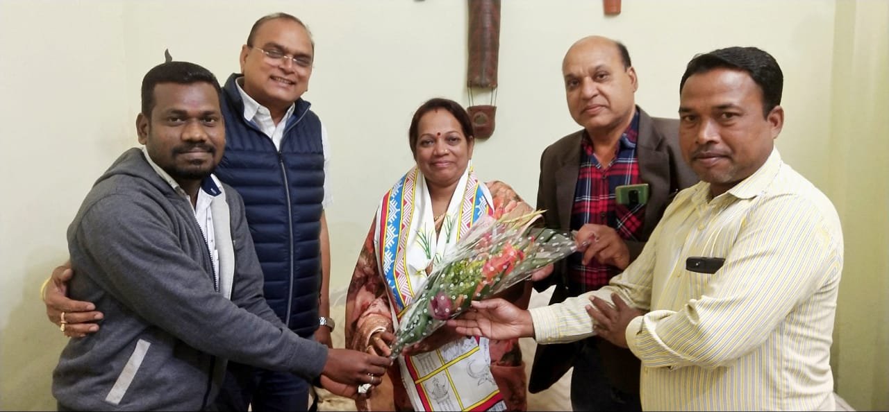 *प्रोफेशनल कांग्रेस अध्यक्ष के निवास पहुंची रिसाली महापौर, राजकीय गमछा पहनाकर या स्वागत* *प्रोफेशनल कांग्रेस अध्यक्ष के निवास पहुंची रिसाली महापौर, राजकीय गमछा पहनाकर या स्वागत*