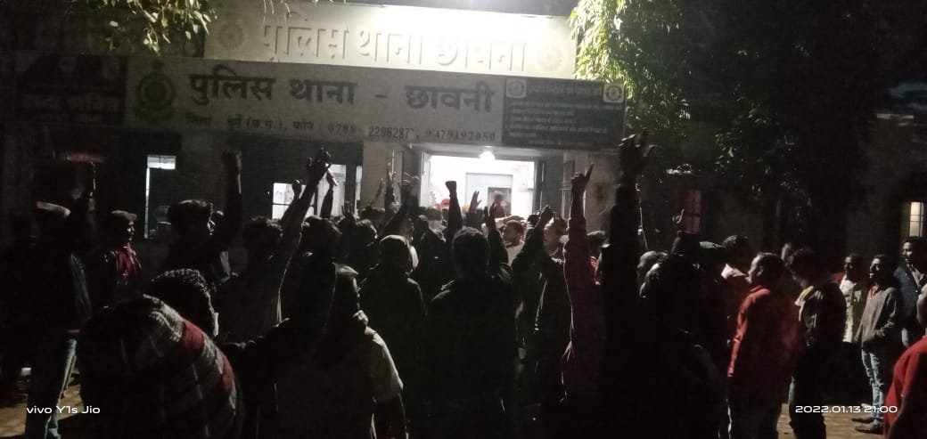 *पार्षद के विजय जुलूस में लगे "पाकिस्तान जिंदाबाद" के नारे…..कार्रवाई की मांग को लेकर घेरा छावनी थाना* *पार्षद के विजय जुलूस में लगे "पाकिस्तान जिंदाबाद" के नारे…..कार्रवाई की मांग को लेकर घेरा छावनी थाना*