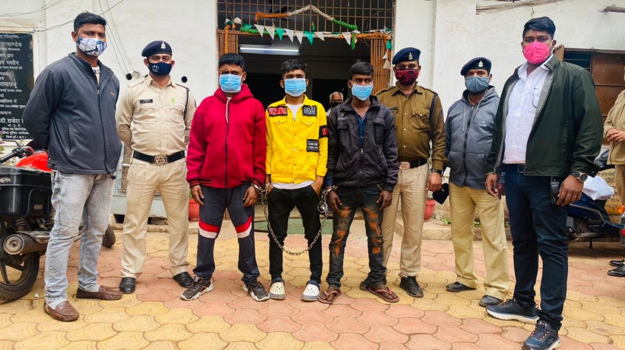 *रुपए के बंटवारे पर युवक पर प्राणघातक हमला, 3 घंटे के भीतर खुर्सीपार पुलिस ने किया अपचारी सहित चार को किया गिरफ्तार* *रुपए के बंटवारे पर युवक पर प्राणघातक हमला, 3 घंटे के भीतर खुर्सीपार पुलिस ने किया अपचारी सहित चार को किया गिरफ्तार*